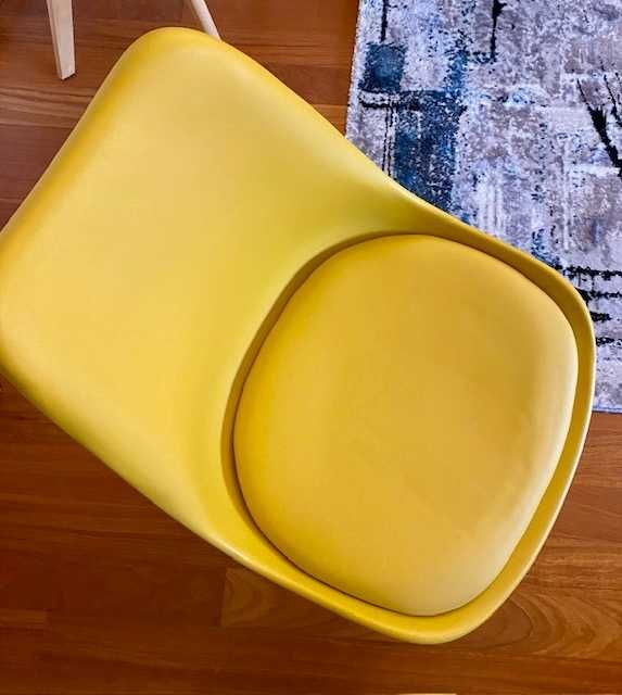 Cadeira amarela com assento em almofada - Set de 2