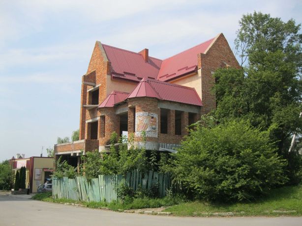 Будівля комерційного признач в м Кам'янець-Подільському біля Вишиванки