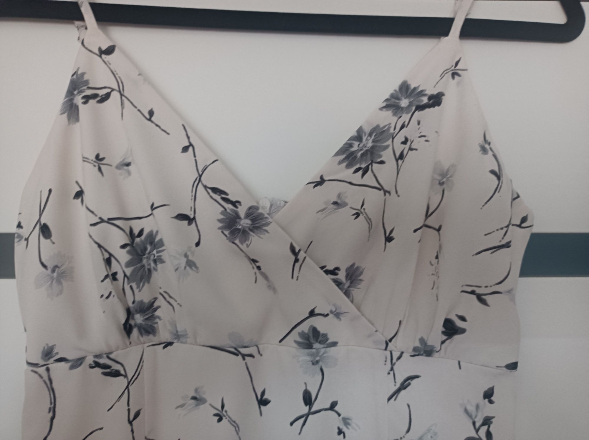 Śliczna sukienka, podszewka, kwiatki Missguided