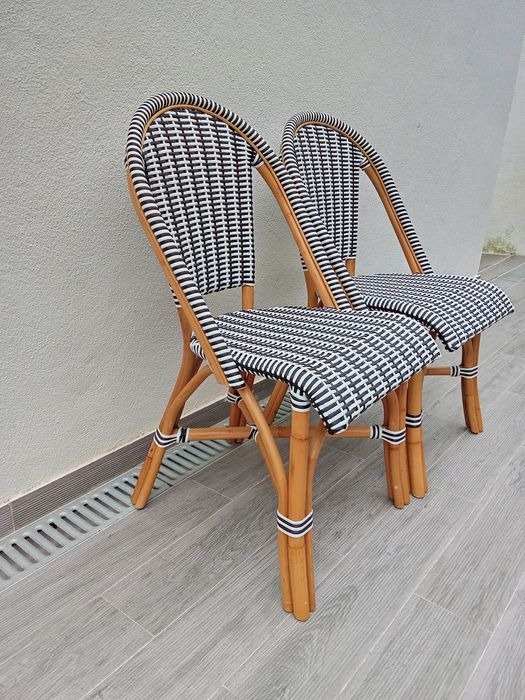 Cadeiras de madeira em rattan preto e branco