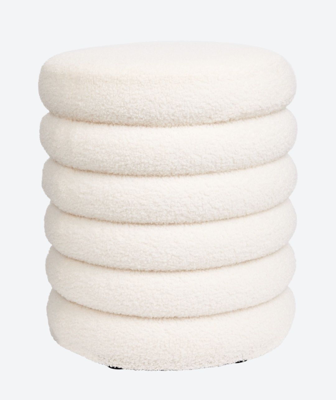 Espelhos conjugados com.puffs/ bancos em bouclé