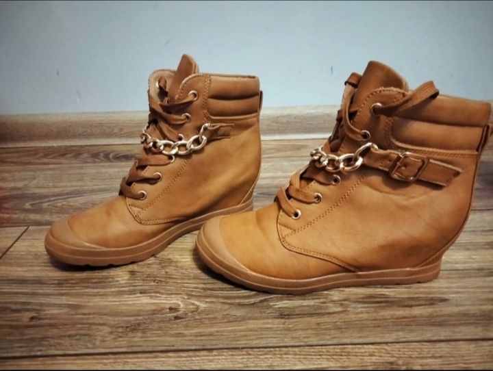 Buty jesienne, zimowe, musztardowe, na koturnie, Born2Be