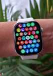 Biały smartwatch