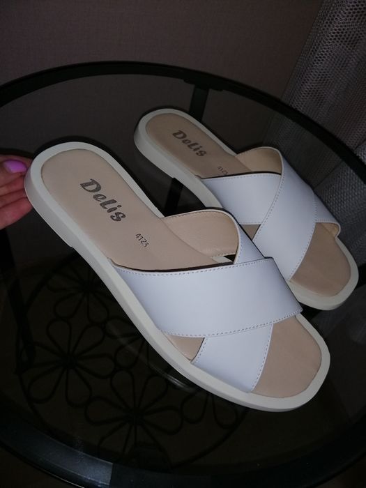 Жіночі шльопанці білі