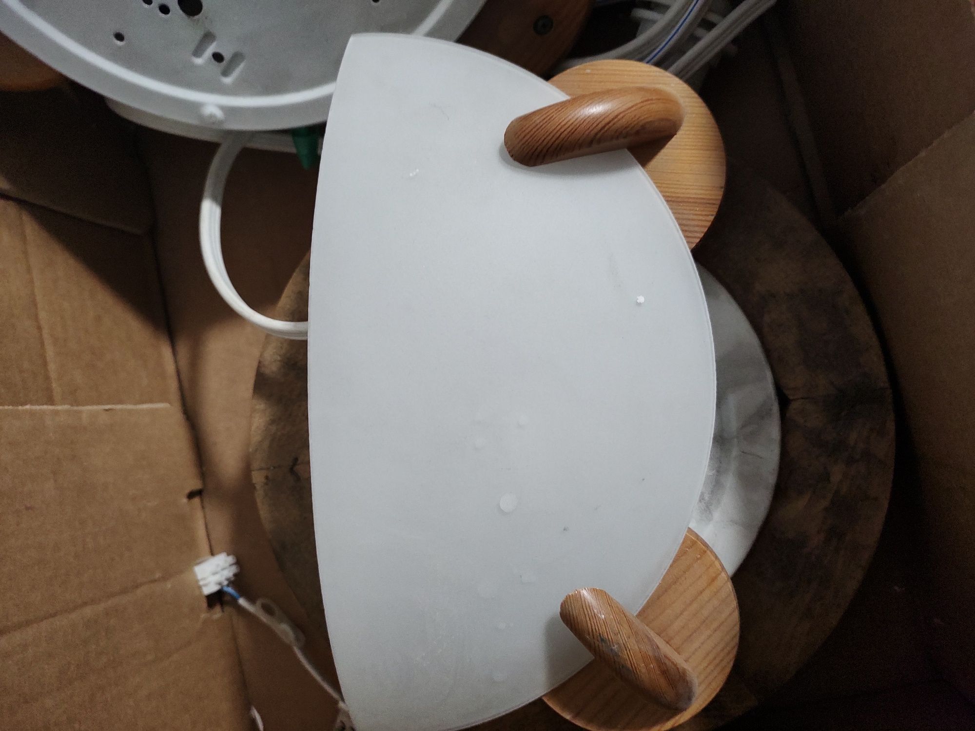 Lampa sufitowa plus kinkiet ścienny.