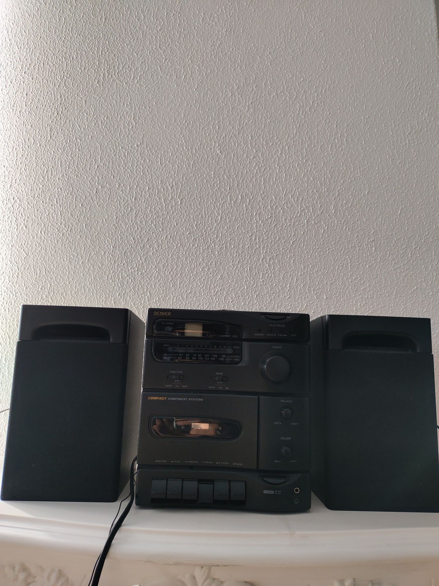 Rádio com leitor de DVD e cassetes de áudio com duas colunas