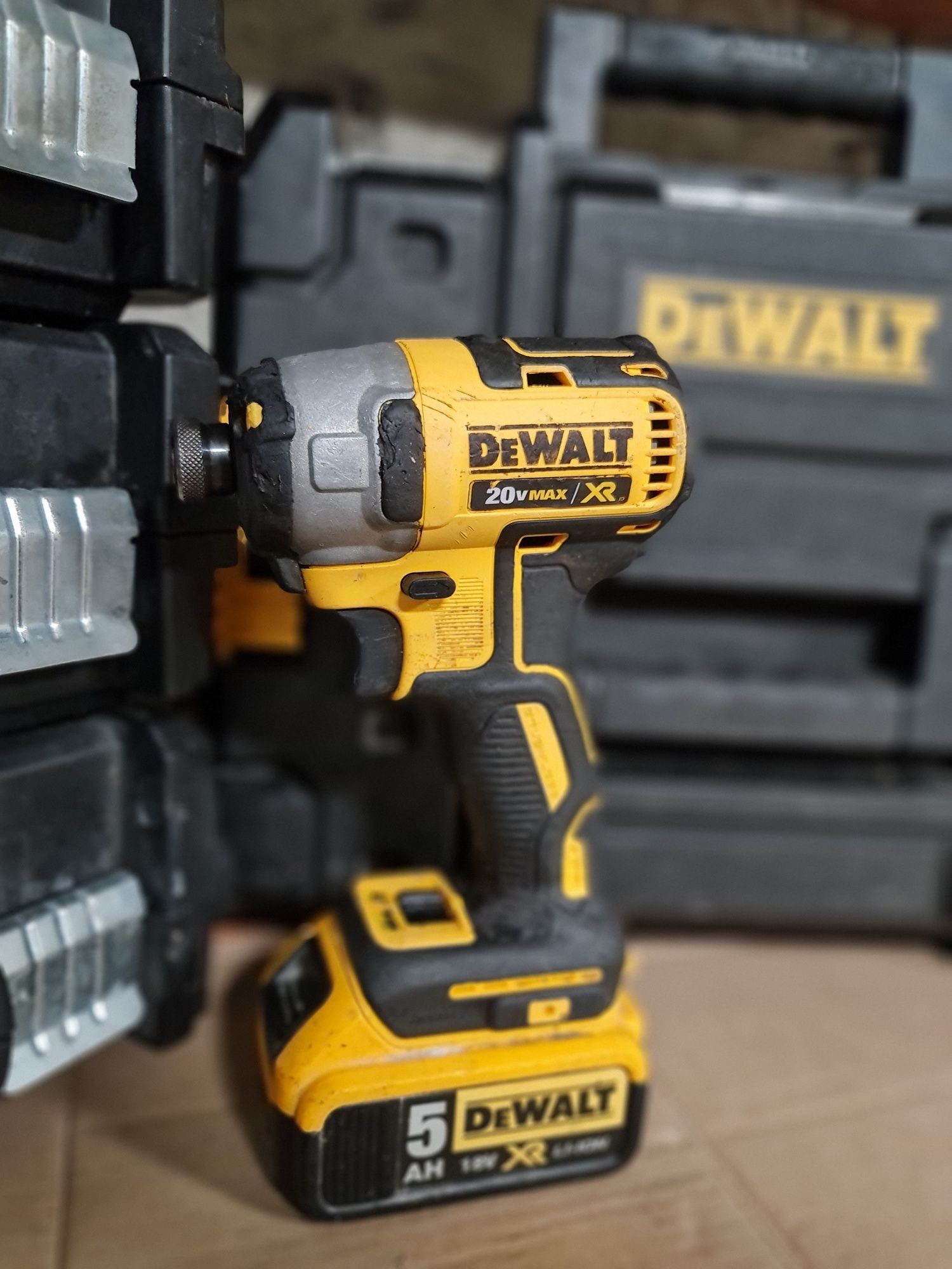 Продам акумуляторний безщітковий імпакт Dewalt DCF887