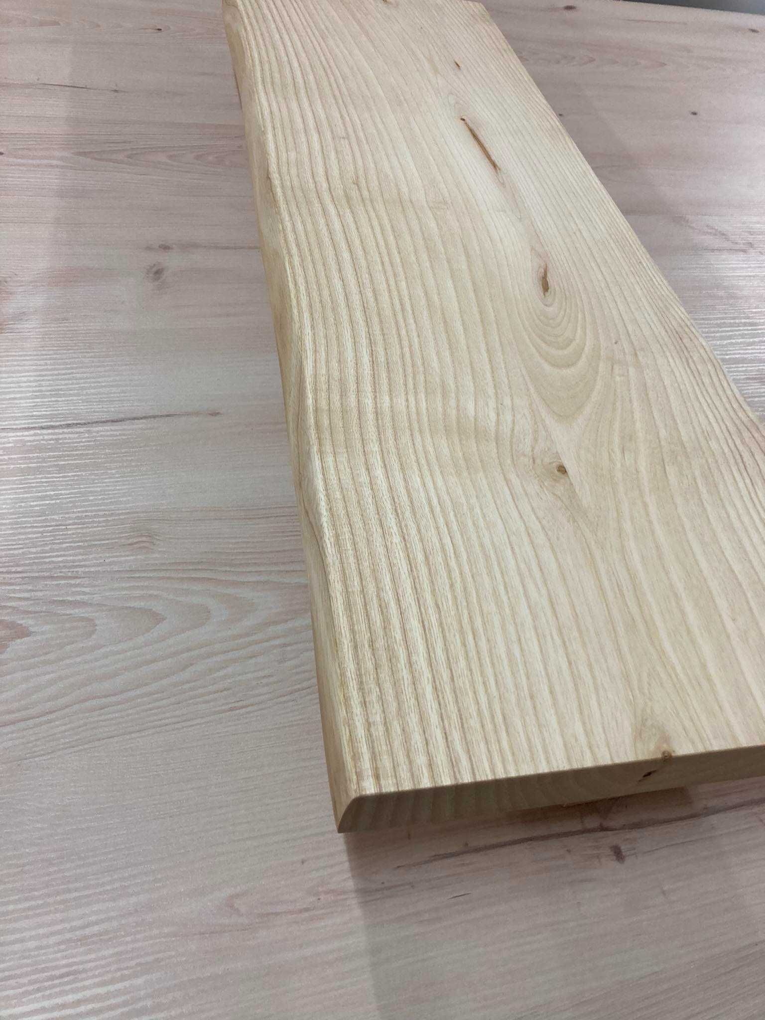 Półka drewniana z naturalną krawędzią