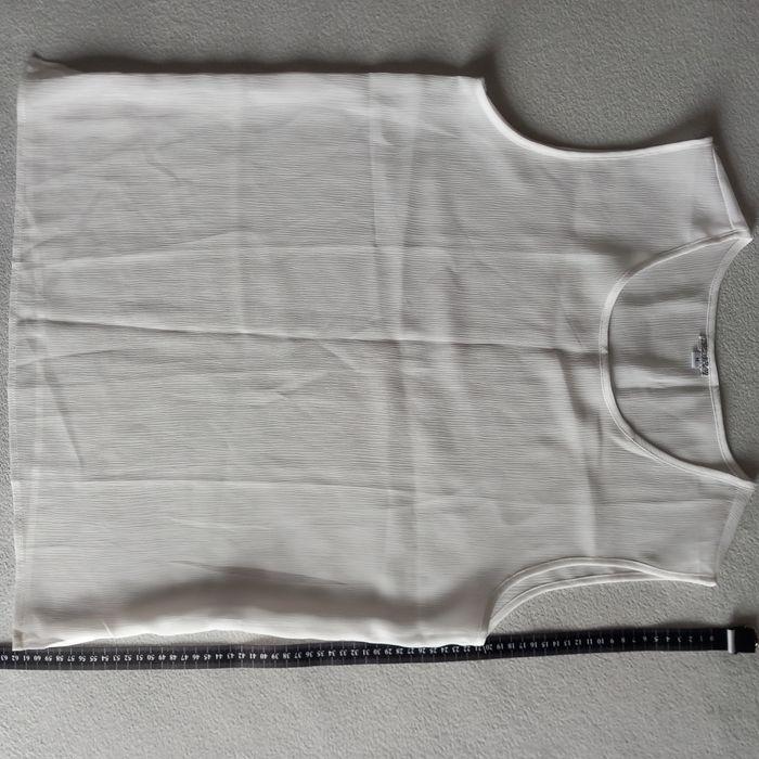 Jedwabna biało-kremowa bluzka bez rękawów dla eleganckiej kobiety