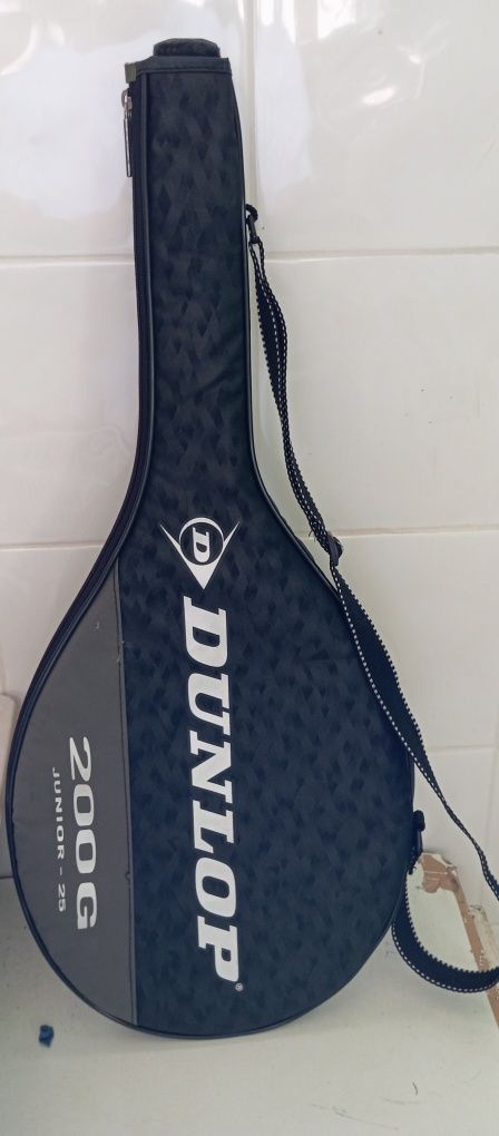 Raquete tênis dunlop junior 25 200g. 
Trás a Bolsa.

OBS: A Raquete te