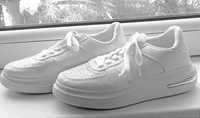 Biały sneakersy (buty sportowe)