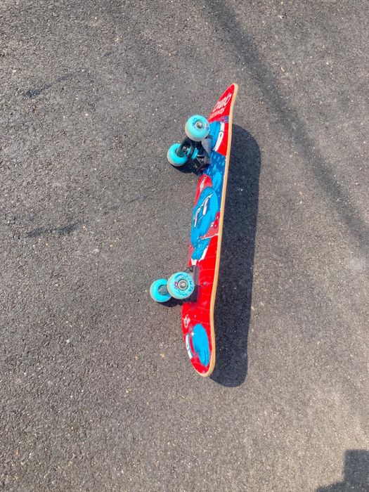 Skate de crianca com desenho por baixo