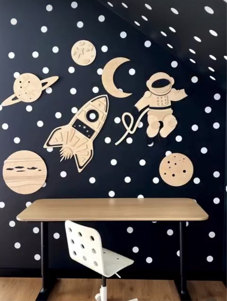 Drewniany kosmonauta ze sklejki obraz do pokoju dziecka kosmos dekor