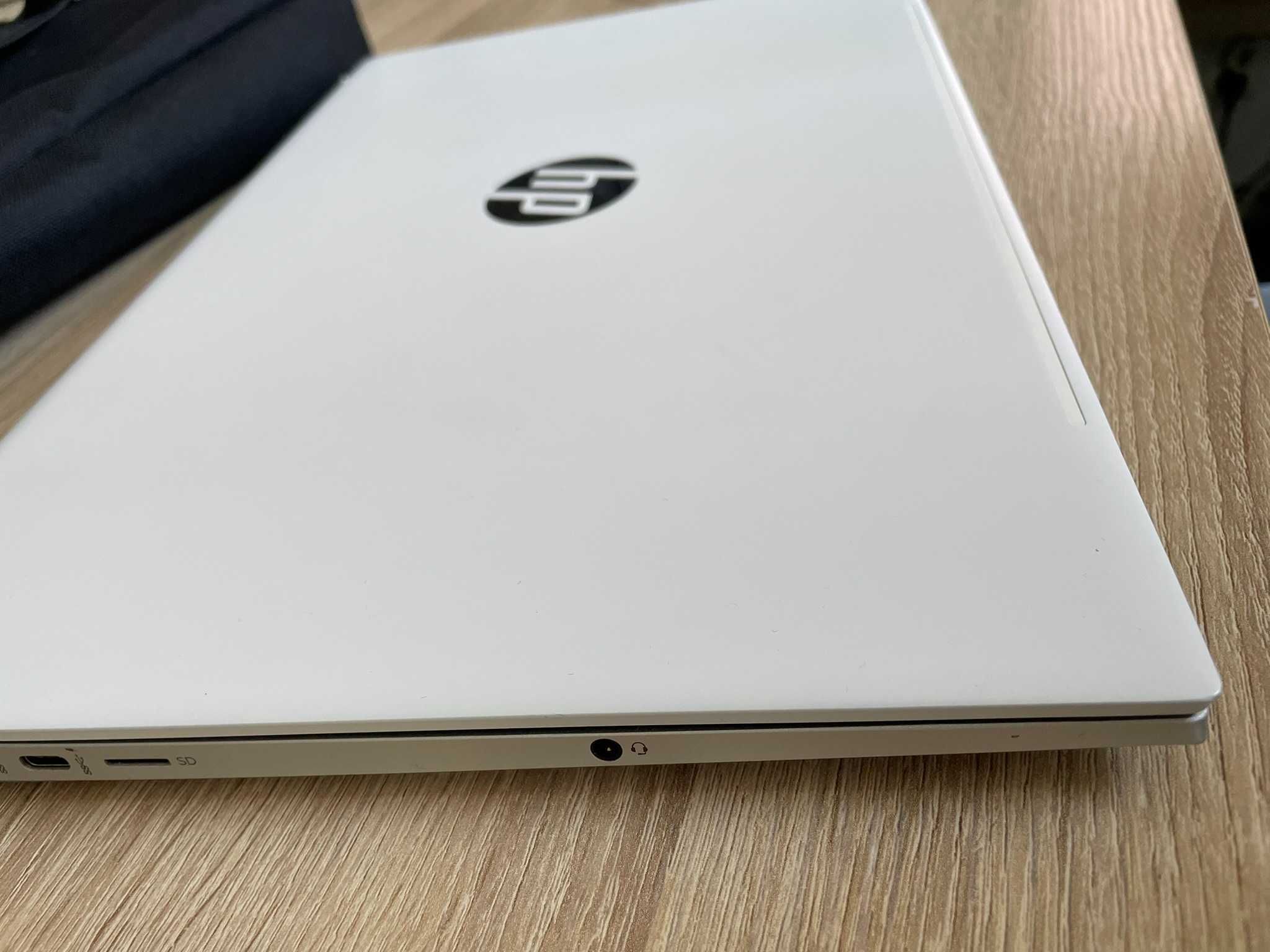 HP Pavilion 15‑eh1154nw - zestaw laptom-torba-mysz