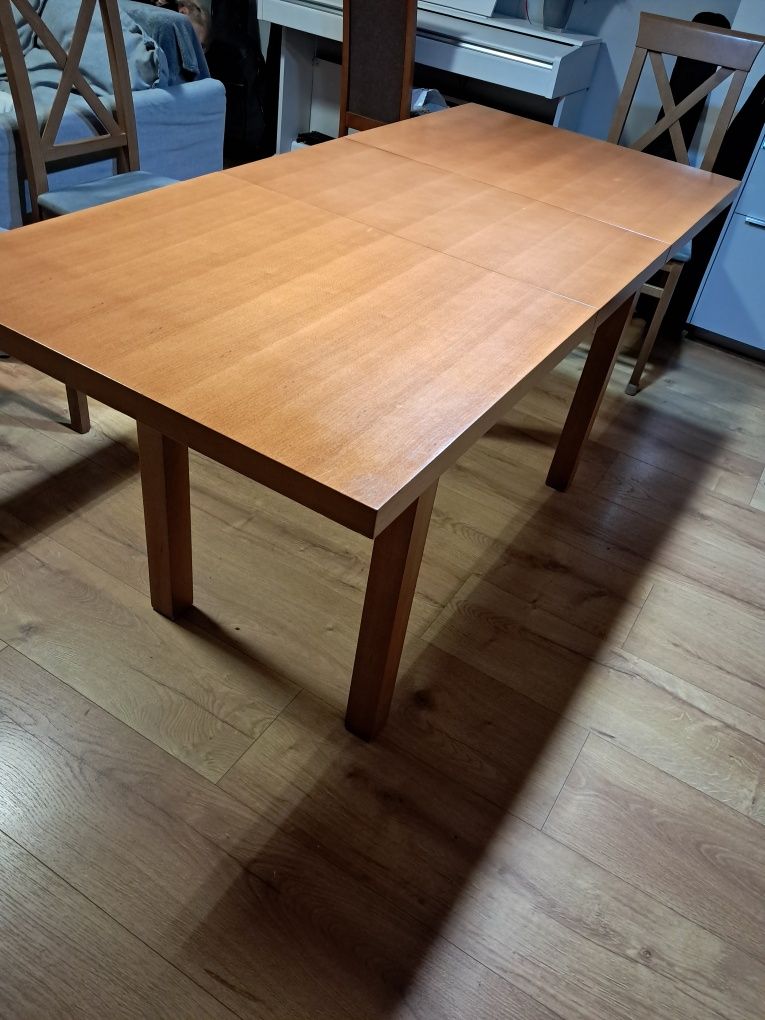 Stół do salonu nieduży
