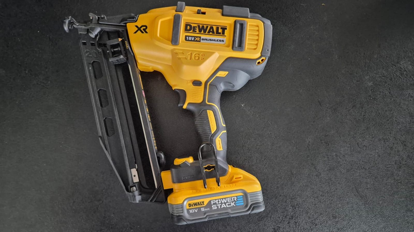 Akumulatorowa gwoździarka sztyfciarka DeWALT DCN660 NOWA