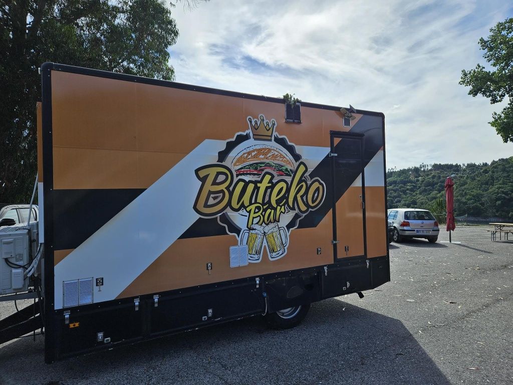 Vendo reboque Bar.
Em boas condições
Com casa de banho.
Placa eletrica