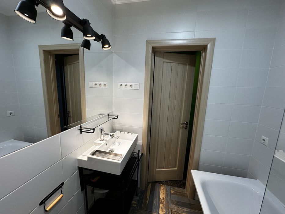 Продається простора 2-кімнатна квартира з коморою біля центру міста!