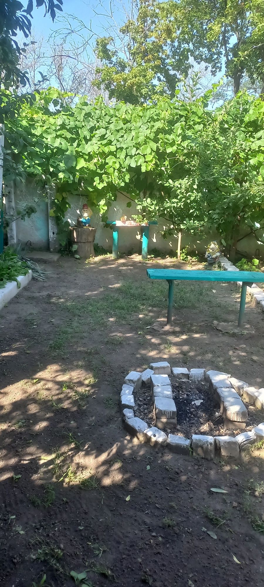 Продам 3-кімнатну квартиру, є гараж , підвал, та невеличка ділянка.