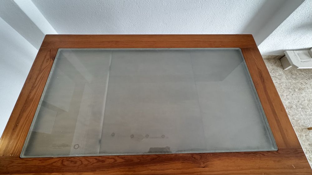 Mesa extensivel de madeira e tampo de vidro e quatro cadeiras