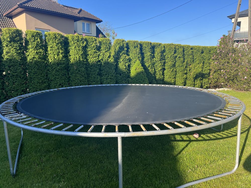 Używana trampolina o średnicy 450 cm.