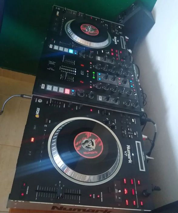 Duas  Controladoras Numark V7  Direct Drive.  O Mixer Gemini é Grátis