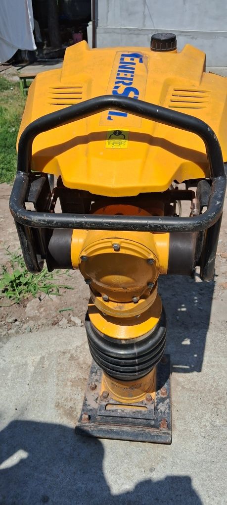 Продам виброногу бензинову