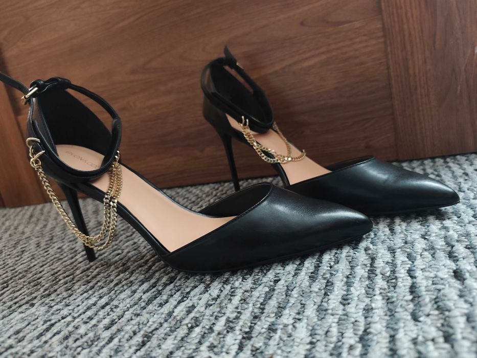 Czarne czółenka z łańcuszczkiem, na szpilce Even&Odd 45