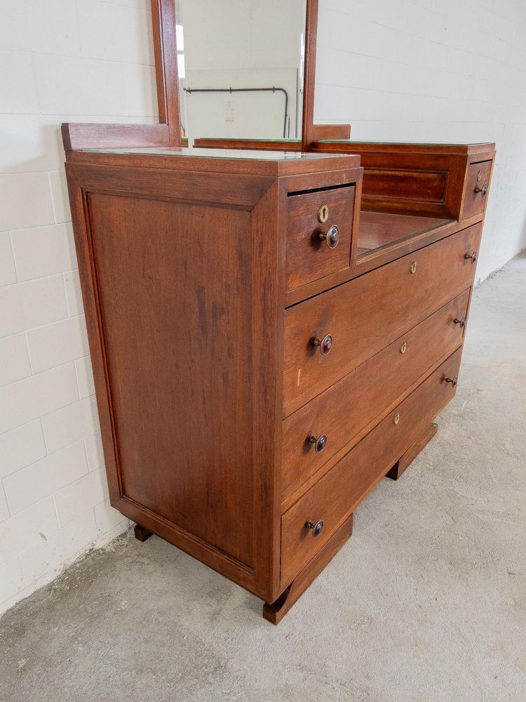 Cómoda estilo Art Deco tardio, em bom estado geral.