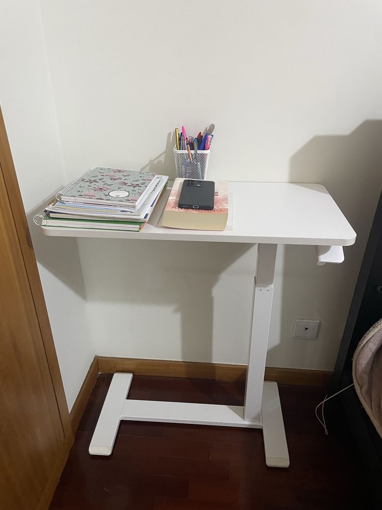 Mesa de apoio portátil e regulável