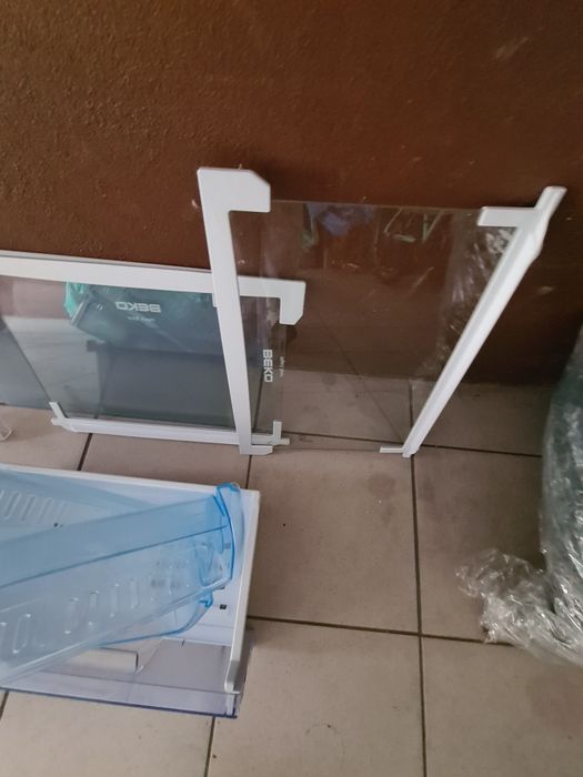 Sprzedam półki  do lodówko-zamrażarki Beko