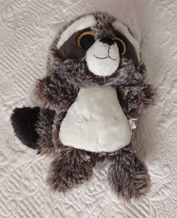 Pluszak Szop. Zabawka ma wymiary 26 x 16 x 13 cm