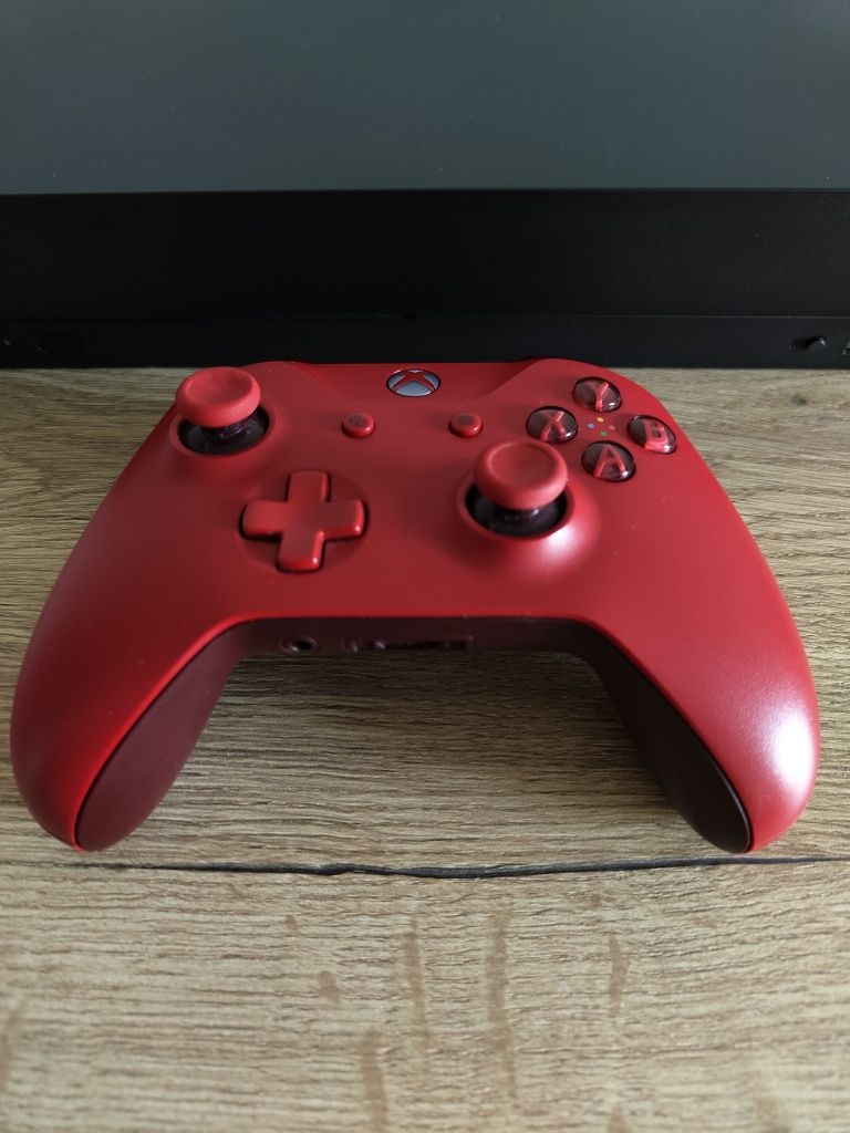 Consola Xbox One X + comando vermelho