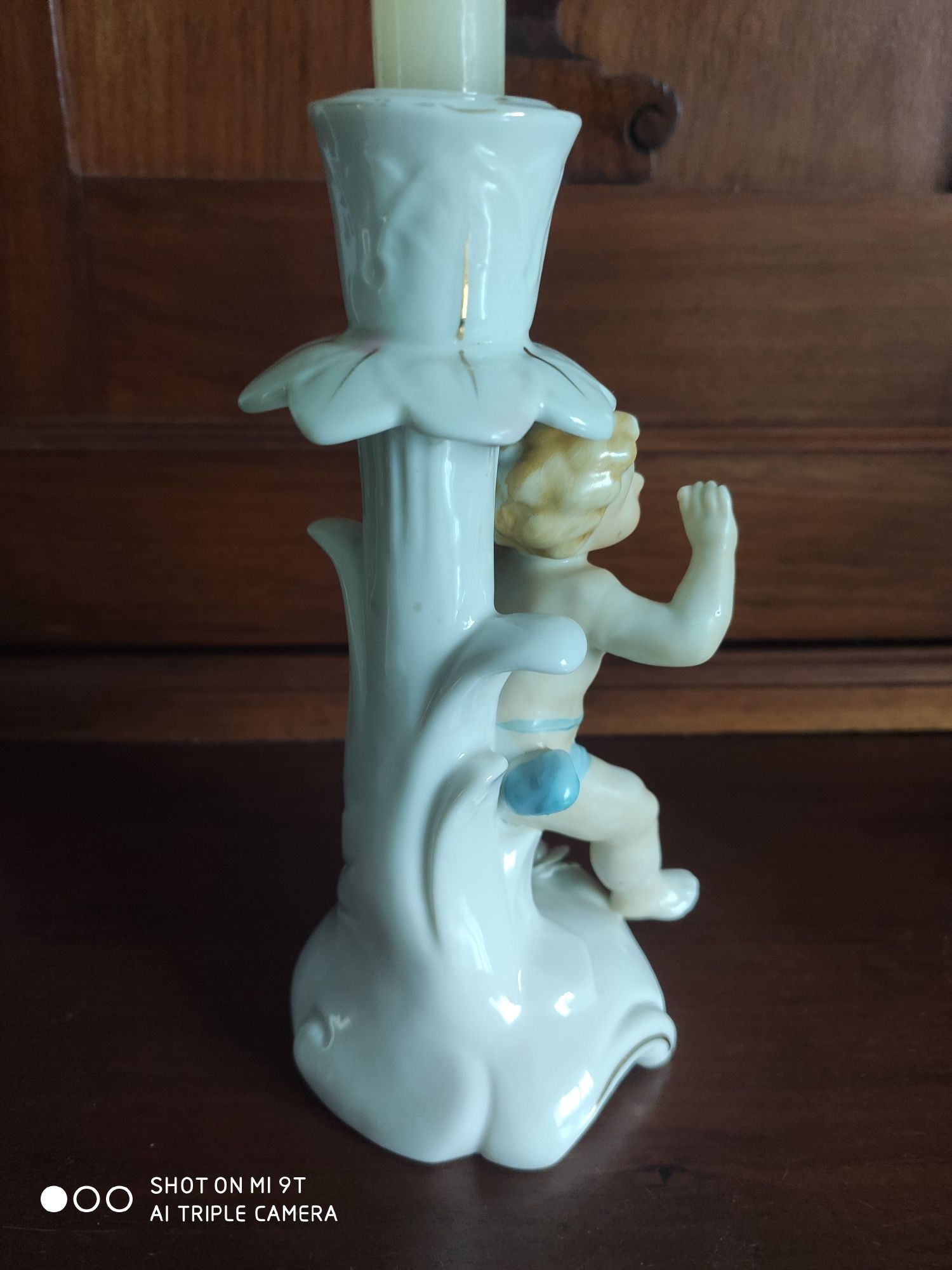 Porcelanowy świecznik z amorkiem putto
