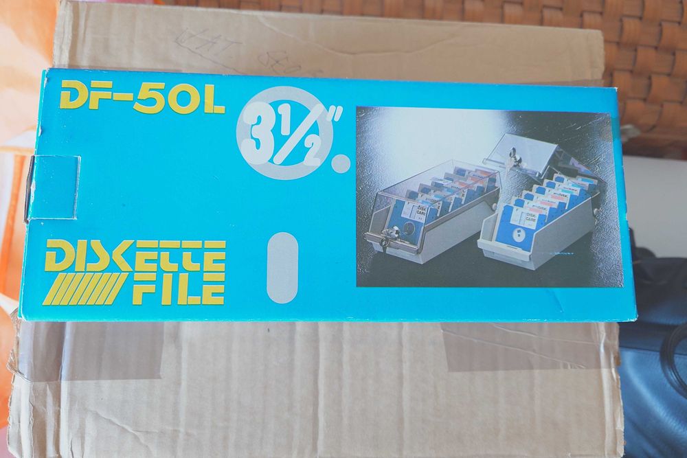 Caixa para arquivo para 50 disquetes de 3.5 polegadas