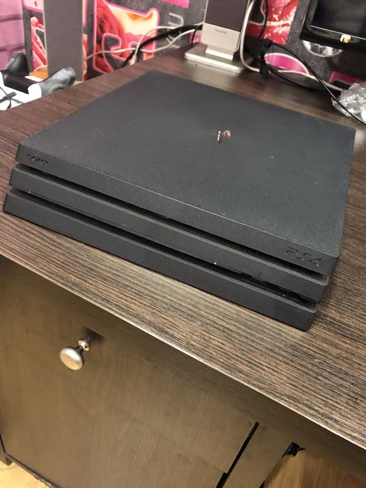 PlayStation 4 pro 1 terabyte с двумя геймпадами