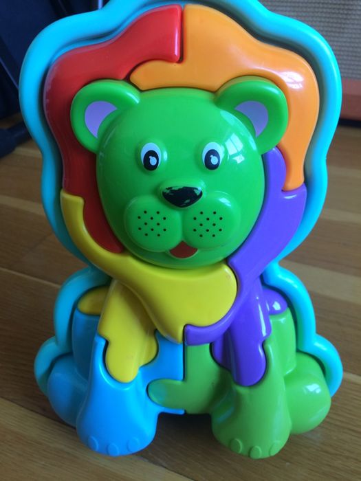 Vários brinquedos e livros infantis