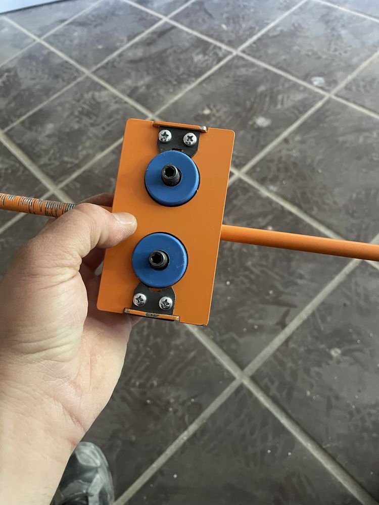 Maquina de enfiar fio autumatica