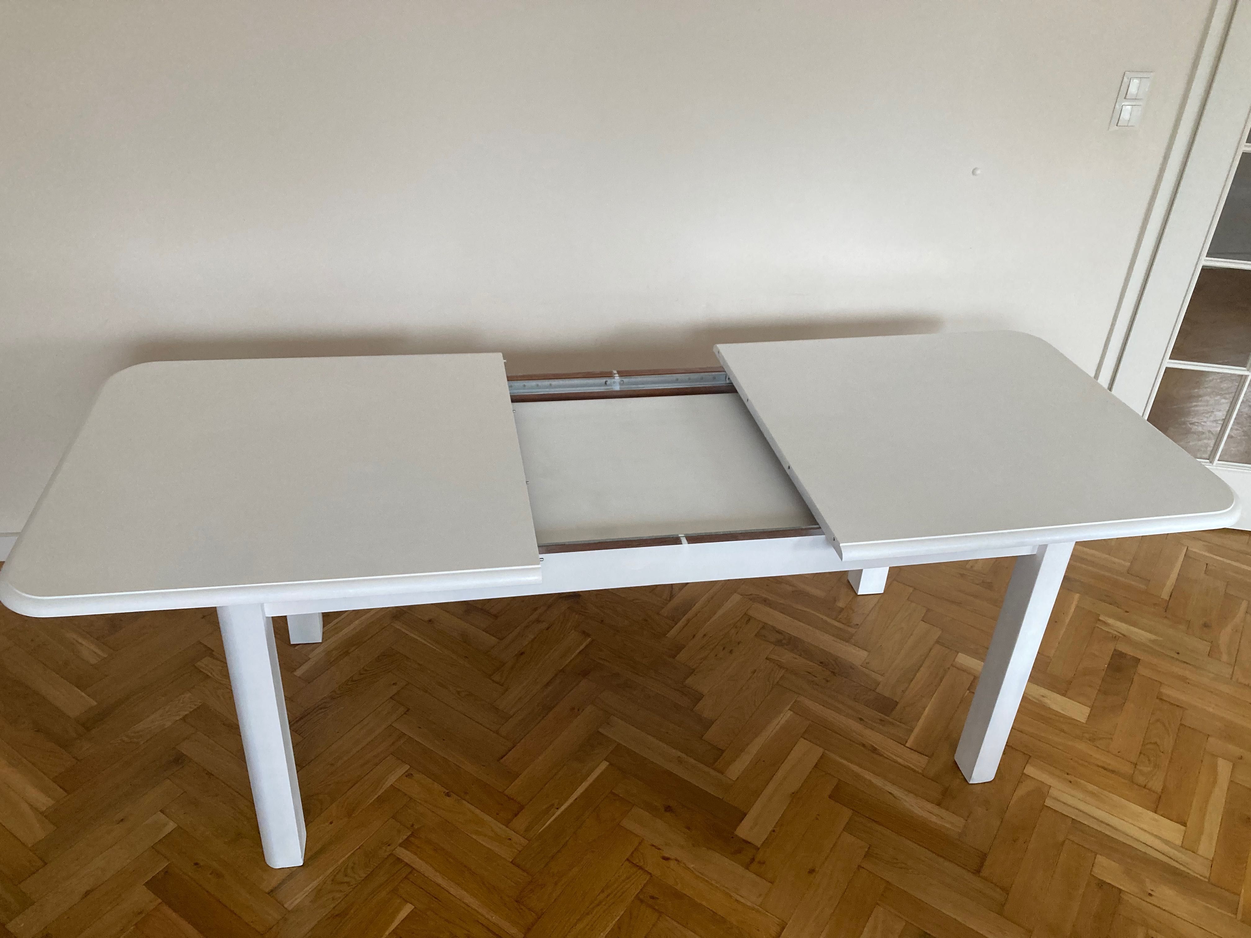 Biały rozkładany stół z drewna