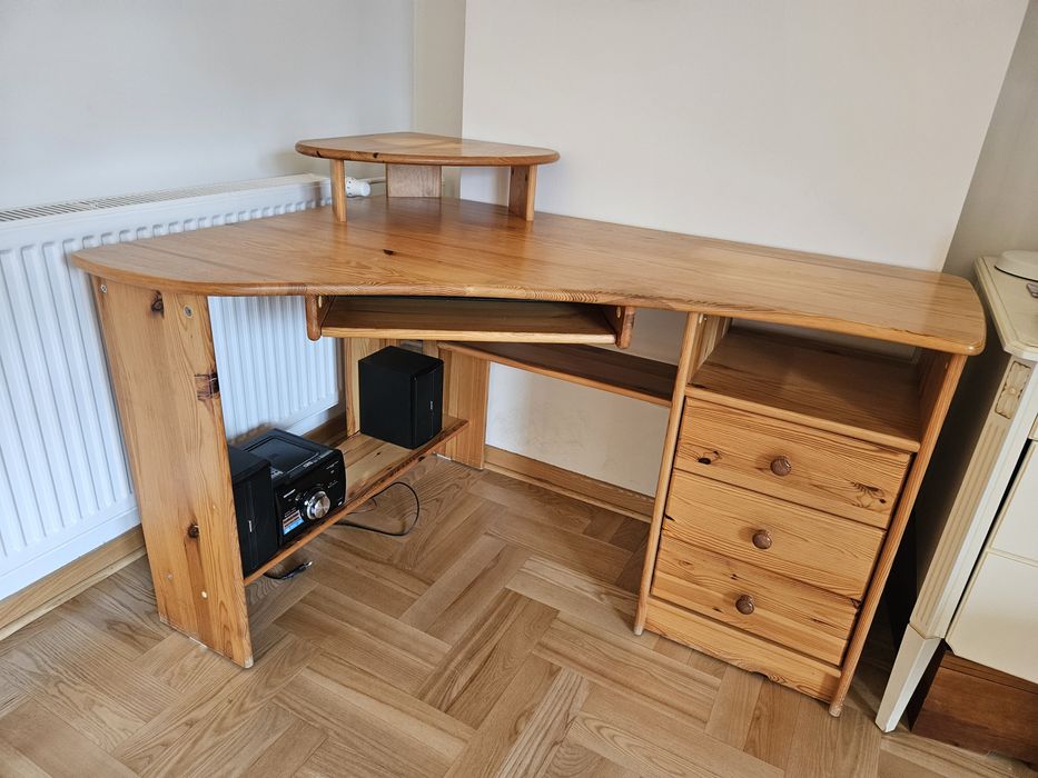 Sosnowe biurko narożne z nadstawką
Sosnowe biurko narożne z podstawką