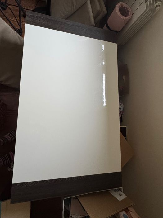 Nowoczesny Stolik Kawowy/Niski Stół – Biały Blat i Ciemne Nogi/Rama