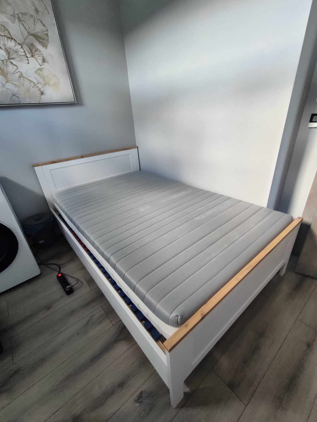 Łóżko sypialniane w bardzo dobrym stanie +materac  , komoda