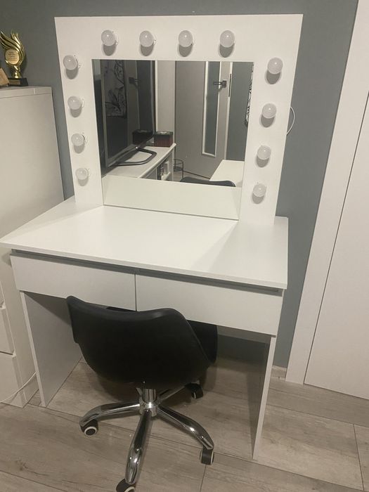 Toaletka z oświetleniem i krzeslo gratis