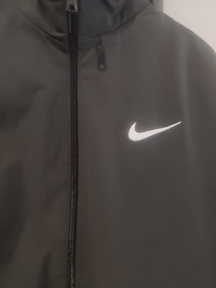 Vende se casaco Nike , ideal para Primavera