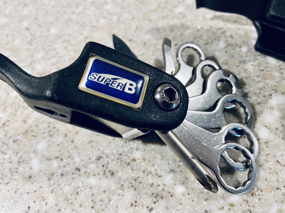 Multitool rowerowy SuperB klucze oczkowe łyżki retro ampul