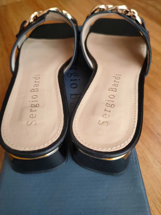 Nowe , czarne klapki włoskiej firmy Sergio Bardi, rozm. 37