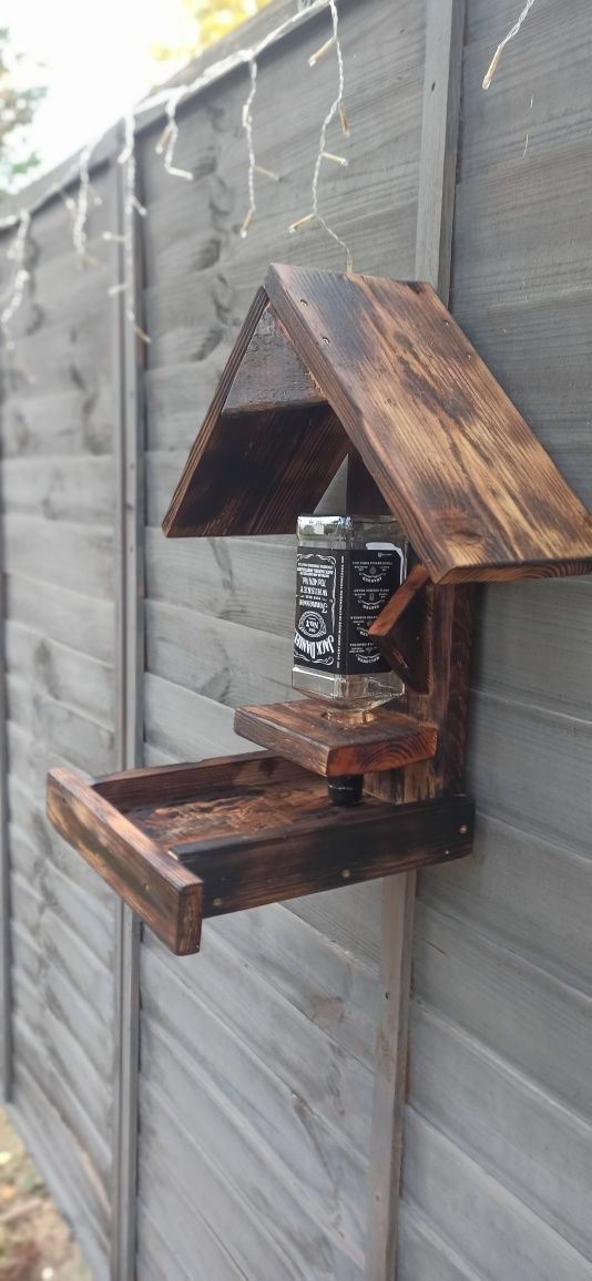Karmnik Jack Daniels dla ptaków ze 100letnich desek