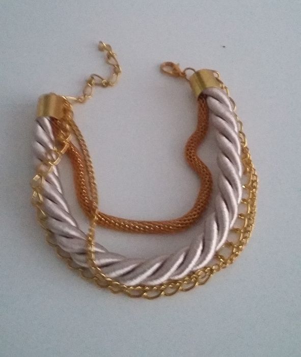 Elegancka bransoletka: kremowy sznur+złote łańcuszki