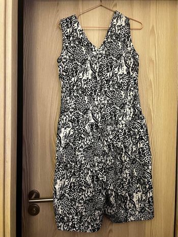 Macacão curto Kabelle padrão animal com bolsos