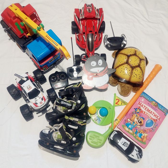 Великий лот іграшок для хлопчика + ковзани